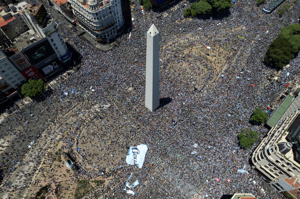 La foule des supporters argentins massée autour de l'Obélisque à Buenos Aires pour fêter les champions du monde, le 20 décembre 2022