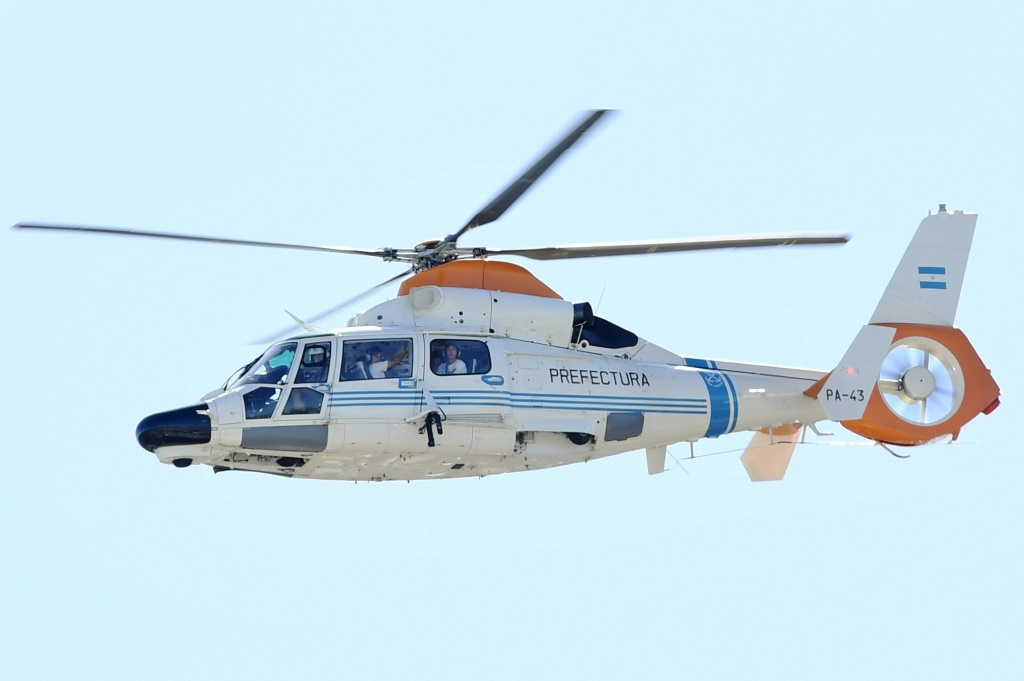 Un hélicoptère transportant notamment les joueurs Paulo Dybala et Nahuel Molina, au dessus de Buenos Aires, le 20 décmebre 2022