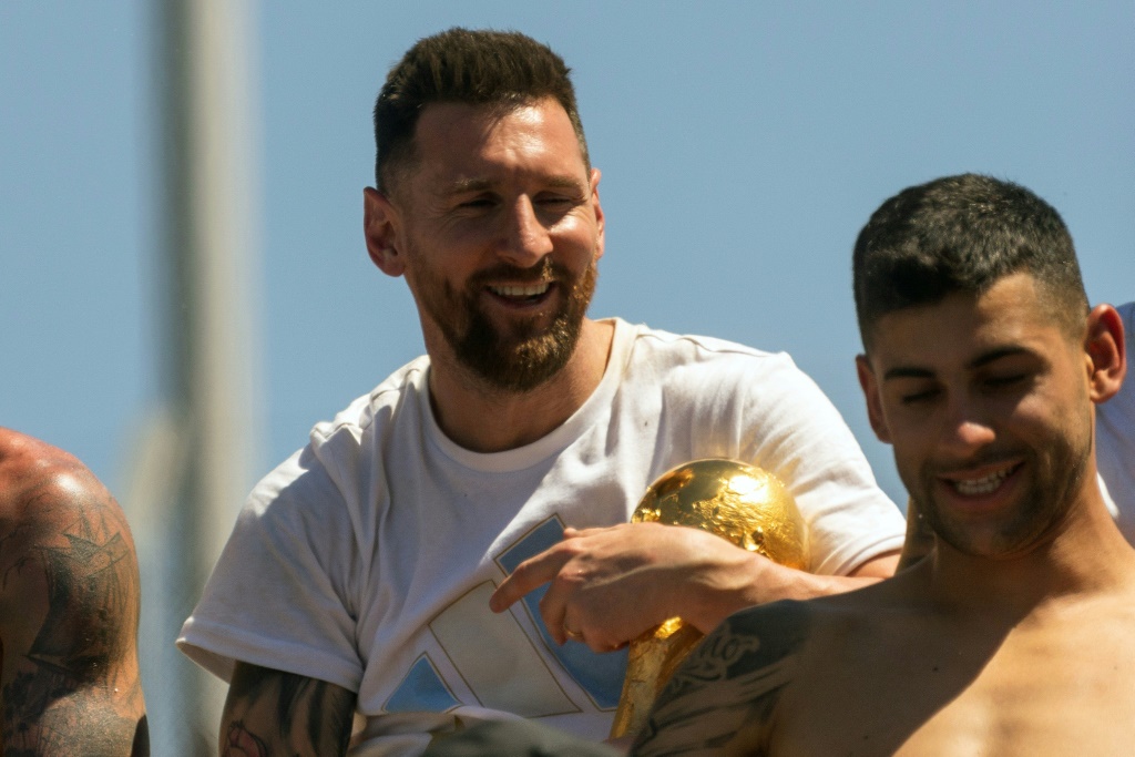 La star de la sélection argentine Lionel Messi avec la Coupe du monde, lors de la parade des champions du monde, le 20 décembre 2022 à Buenos Aires