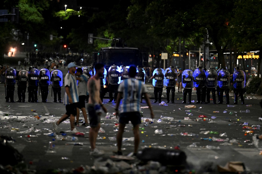 Face à face entre la police et quelques supporters argentins, à la fin des célébrations pour le retour des champions du monde, le 20 décembre 2022 à Buenos Aires