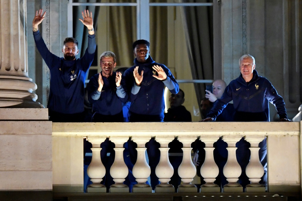 Didier Deschamps avec ses joueurs sur le balcon de l'Hôtel de Crillon, Place de la Concorde, pour saluer les supporters, le 19 décembre 2022