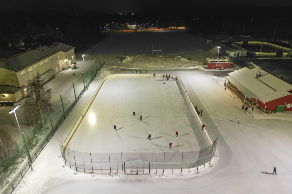 Une vue aérienne datant du 1er décembre de la patinoire extérieure de Pateniemi, près d'Oulu, sur laquelle s'entraînent au hockey des enfants d'Ahmas.
