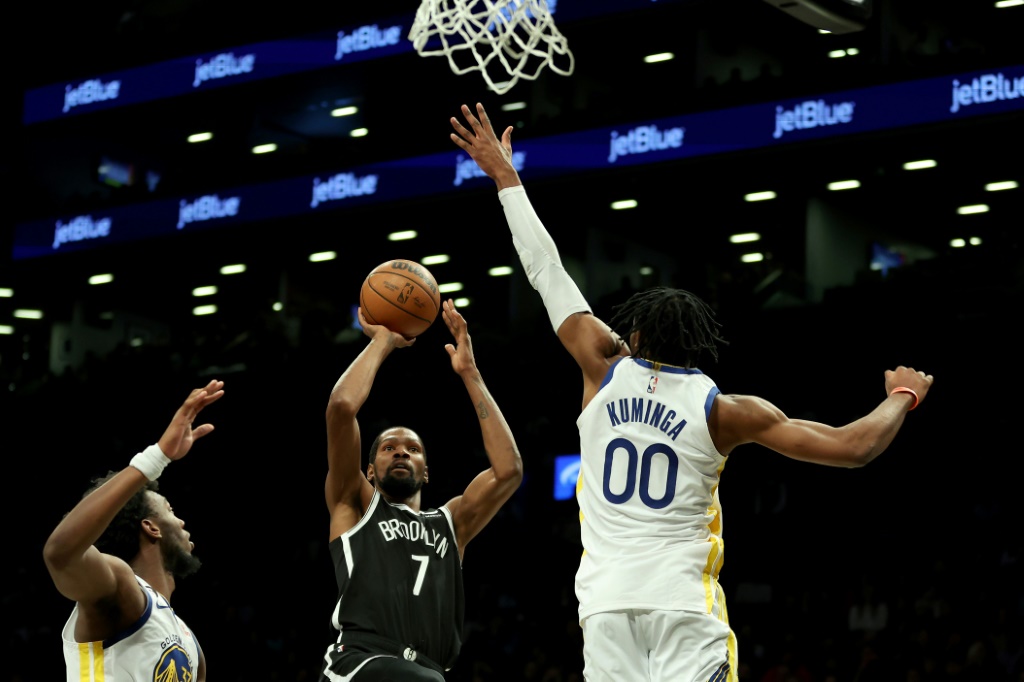 Kevin Durant, des Brooklyn Nets, shoote au cours du match de NBA contre les Golden State Warriors le 21 décembre 2022 à Brooklyn