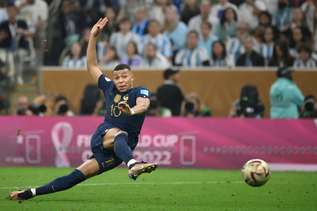 L'attaquant de l'équipe de France Kylian Mbappé inscrit le deuxième but face à l'Argentine, en finale du Mondial, le 18 décembre 2022, au stade de Lusail à Doha
