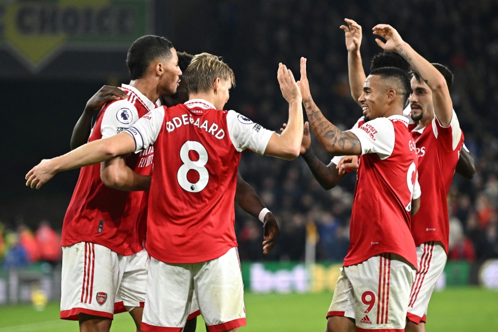 Les joueurs d'Arsenal se congratulent après un but contre Wolverhampton, le 12 novembre 2022 au stade Molineux