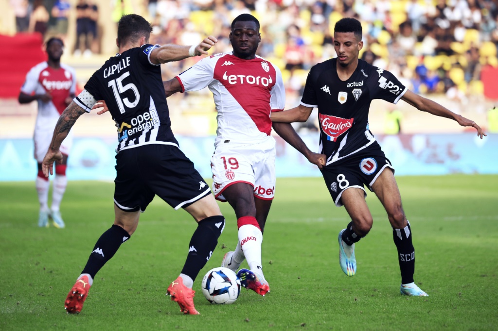 Azzedine Ounahi (à droite) sous le maillot du SCO Angers à la lutte avec le Monégasque Youssouf Fofana le 30 octobre 2022 au stade Louis-II de Monaco en L1