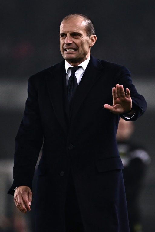 L'entraîneur italien de la Juventus, Massimiliano Allegri, donne des instructions à ses joueurs pendant le match de Serie A entre l'Hellas Vérone et la Juventus Turin, à Vérone, le 10 novembre 2022