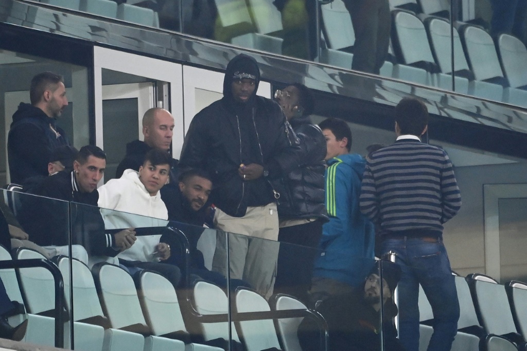 Le milieu de terrain français de la Juventus Paul Pogba (c.) assiste au match du groupe H de la Ligue des champions entre la Juventus Turin et le Paris Saint-Germain, à Turin, le 2 novembre 2022