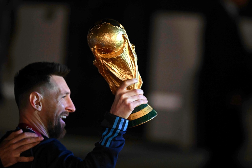 Le capitaine de l'Argentine et milieu de terrain du Paris Saint-Germain Lionel Messi devrait être de retour à Paris le 2 ou 3 janvier. Photo prise le 20 décembre 2022 à Ezeiza, dans la province de Buenos Aires