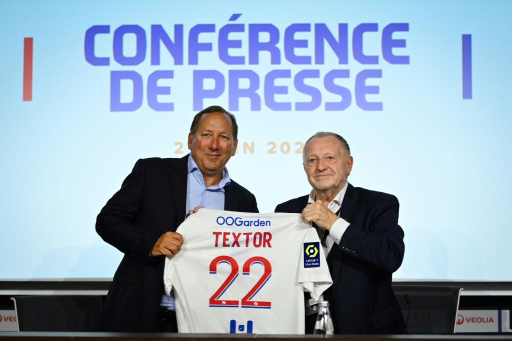 Le nouveau propriétaire de l'OL, l'homme d'affaires américain John Textor, en compagnie du président historique Jean-Michel Aulas, lors d'une conférence de presse tenue le 21 juin 2022