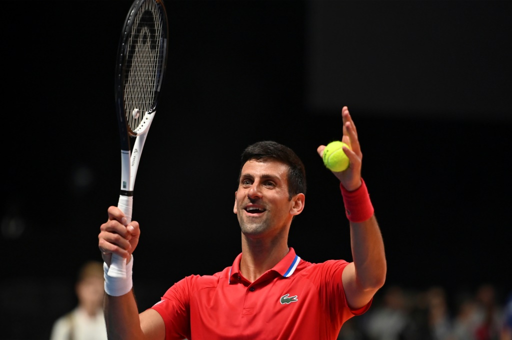 Le Serbe Novak Djokovic célèbre sa victoire sur l'Autrichien Sebastian Ofner lors d'un match d'exhibition de la Ligue mondiale de tennis 2022, à Dubaï (Émirats arabes unis), le 23 décembre 2022