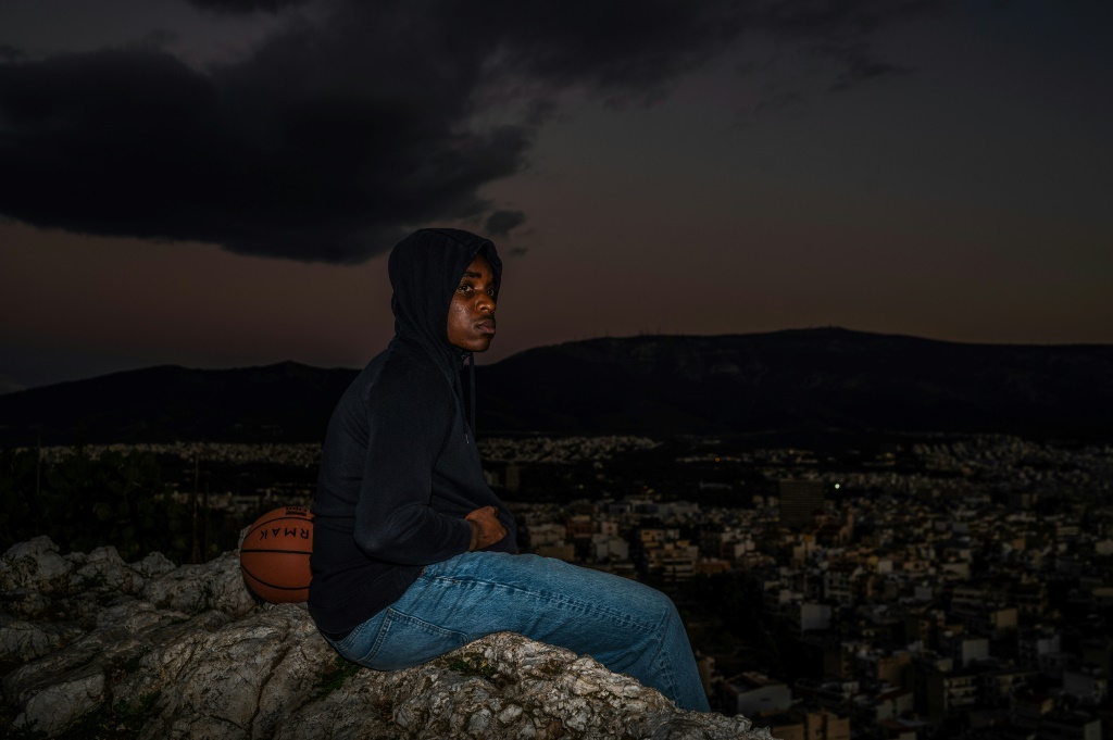 L'adolescent Dave Okonkwo contemple Athènes depuis une colline, le 16 octobre 2022
