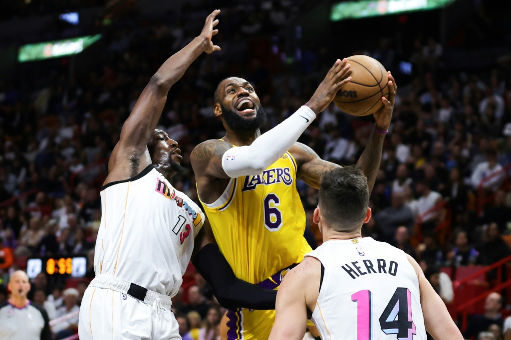 La superstar des LA Lakers LeBron James (#6), lors d'un match de NBA contre le Heat, le 28 décembre 2022 à Miami