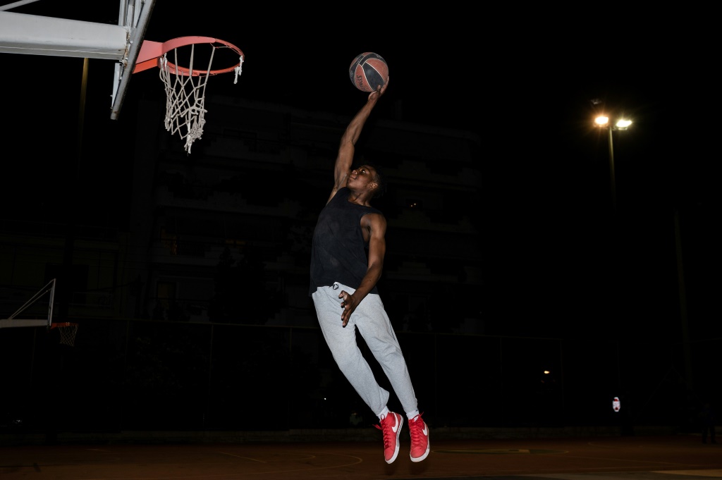 Prince Kuworde réalise un dunk lors d'un entraînement de basket à Athènes, le 16 octobre 2022