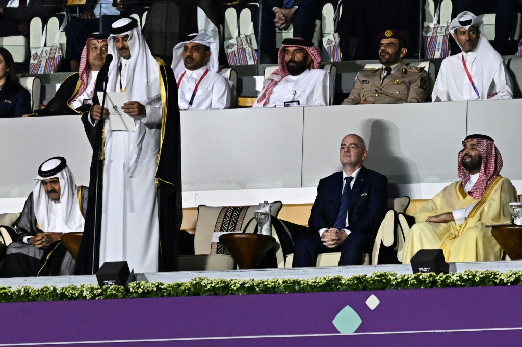 L'émir du Qatar, Tamim ben Hamad Al-Thani, (2e gauche) fait un discours à côté de l'ancien émir du Qatar Emir Sheikh Hamad bin Khalifa al-Thani (gauche), le président de la Fifa Gianni Infantino (2e droite) et le prince héritier de l'Arabie saoudite, Mohammed ben Salmane, avant le match d'ouverture du Mondial-2022 entre le Qatar et l'Equateur au stade Al-Bayt à Al Khor, le 20 novembre 2022