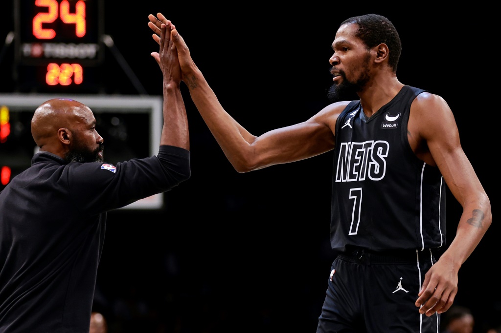High five entre la vedette des Brooklyn Nets Kevin Durant (#7) et son coach Jacque Vaughn lors d'un match de NBA contre les Toronto Raptors, le 2 décembre 2022 à New York