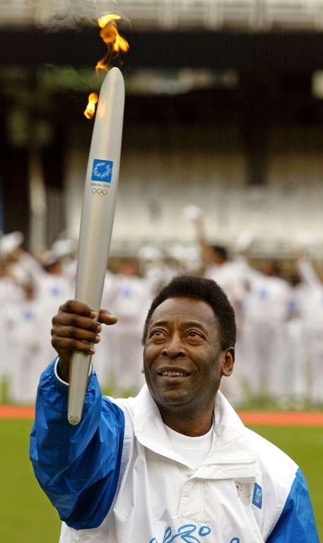 Pelé avec la flamme olympique le 13 juin 2004 au stade de Maracana à Rio de Janeiro