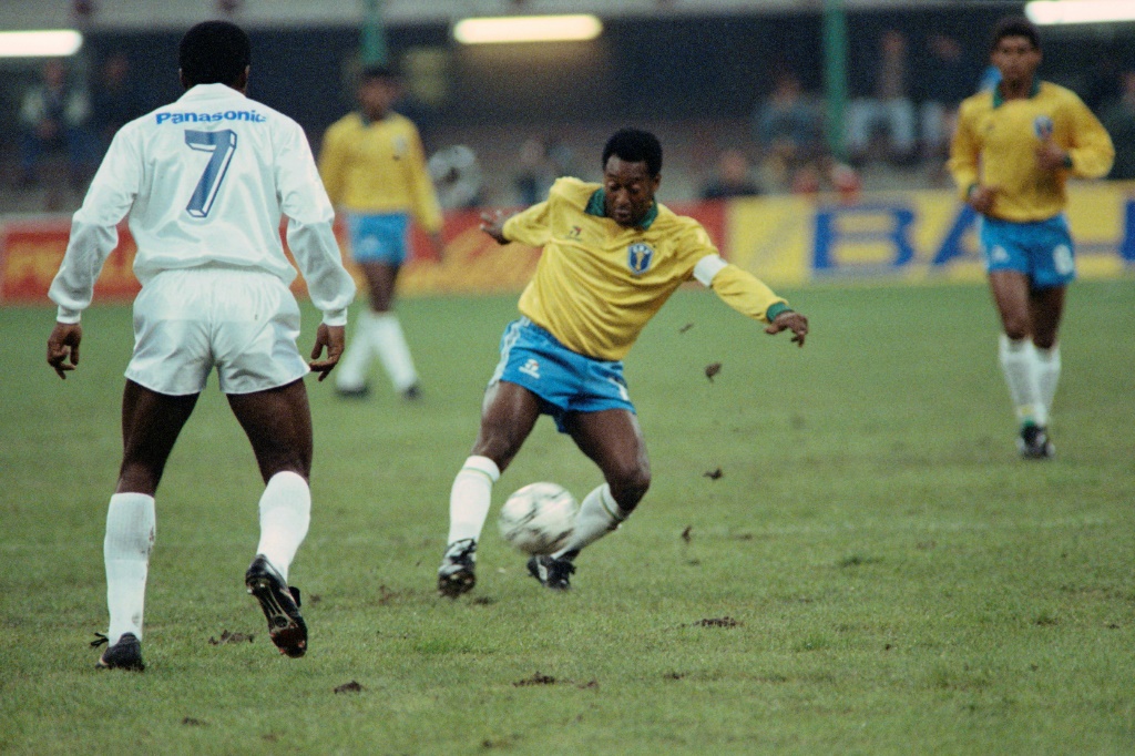 Pelé sous le maillot du Brésil lors d'un match amical contre une sélection mondiale, le 31 octobre 1990 à Milan
