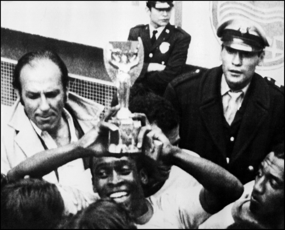 Pelé avec la Coupe du monde, le trophée Jules-Rimet après la finale remportée contre l'Italie, le 21 juin 1970 à Mexico