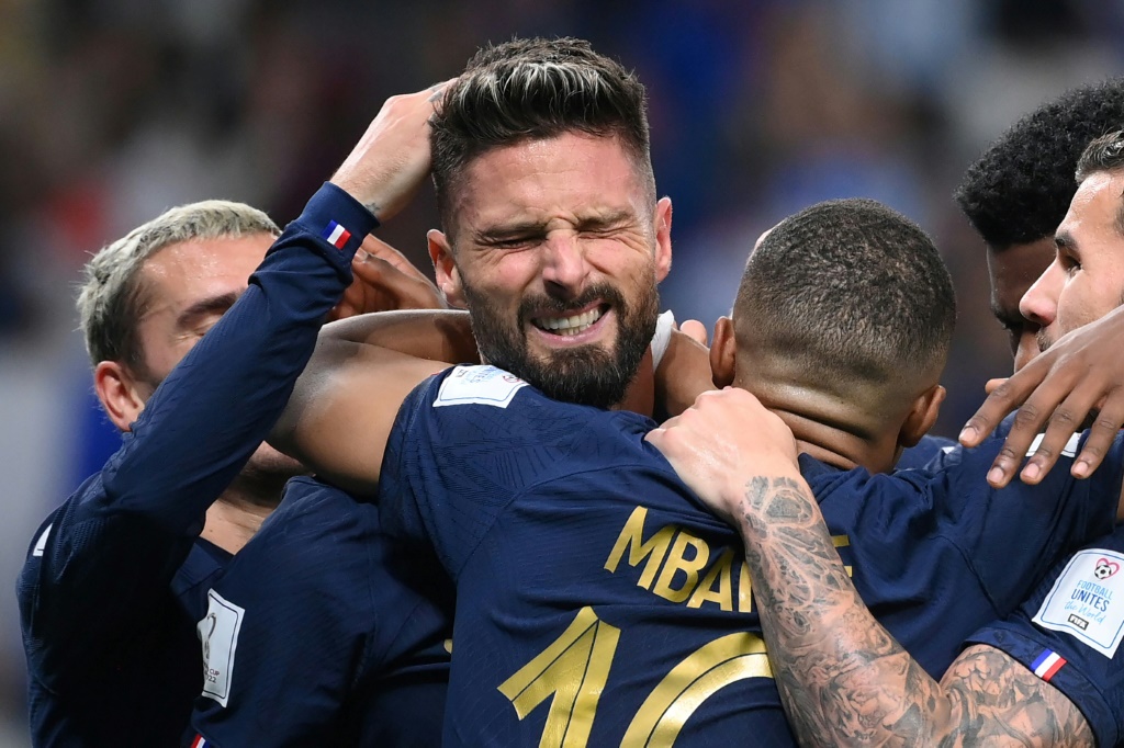 L'attaquant français Olivier Giroud célèbre avec ses coéquipiers après avoir inscrit le quatrième but de la France pendant le match contre l'Australie au Mondial-2022, au stade Al-Janoub, à Al-Wakrah, le 22 novembre 2022