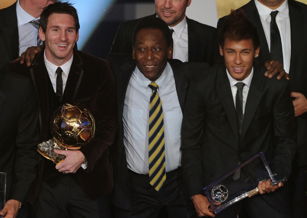 L'Argentin Lionel Messi (g) et les Brésiliens Pelé et Neymar lors de la cérémonie du Ballon d'or, le 9 janvier 2012 à Zürich