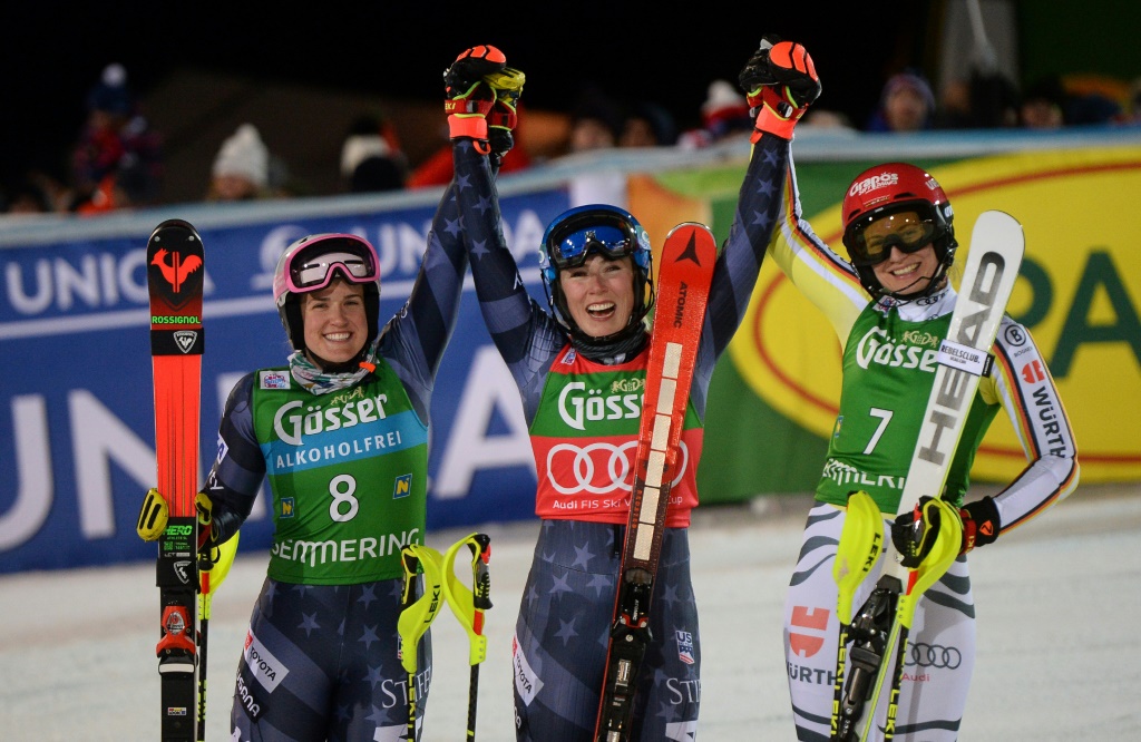 La skieuse américaine Mikaela Shiffrin (c) qui a remporté le slalom de Semmering en Autriche, avec à ses côtés la 2e, l'Américaine Paula Moltzan (g) et la 3e, l'Allemande Lena Dürr (d) le 29 décembre 2022