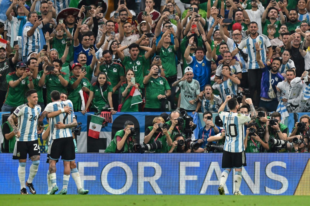 L'attaquant argentin Lionel Messi célèbre son but devant les supporters pendant le match du Mondial-2022 contre le Mexique au stade de Lusail, le 26 novembre 2022