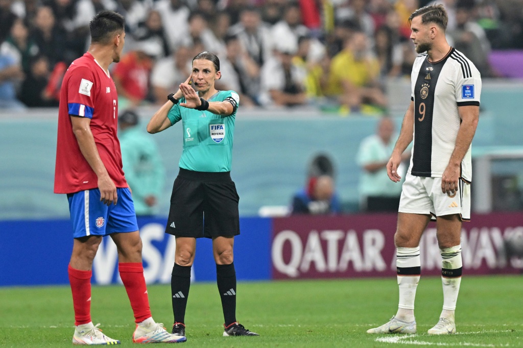 L'attaquant allemand Niclas Fuellkrug (droite) attend la décision de l'arbitre française Stéphanie Frappart après qu'il a marqué le quatrième but de son équipe pendant le match du Mondial-2022 contre le Costa Rica au stade d'Al-Bayt, à Al Khor, le 1er décembre 2022