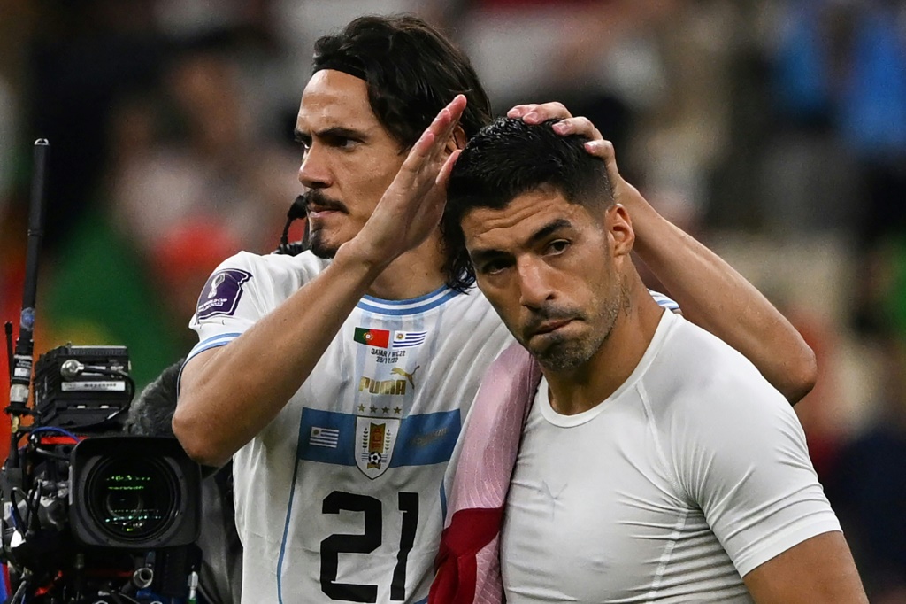 Edinson Cavani (g) et Luis Suarez, attaquants de l'Uruguay, à l'issue de la défaite contre le Portugal dans le Mondial-2022, à Lusail, le 28 novembre 2022