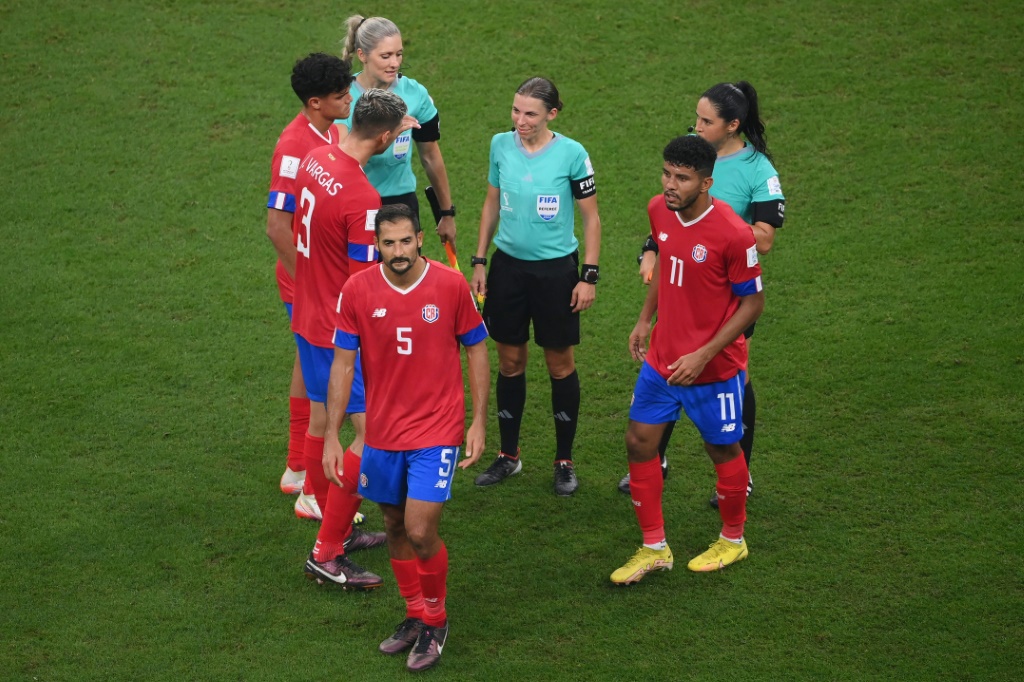 L'arbitre principale Stéphanie Frappart et ses deux assistantes, la Brésilienne Neuza Back (G) et la Méxicaine Karen Diaz (D), lors du match du Mondial masculin entre l'Allemagne et le Costa Rica, le 1er décembre 2022 à al-Khor