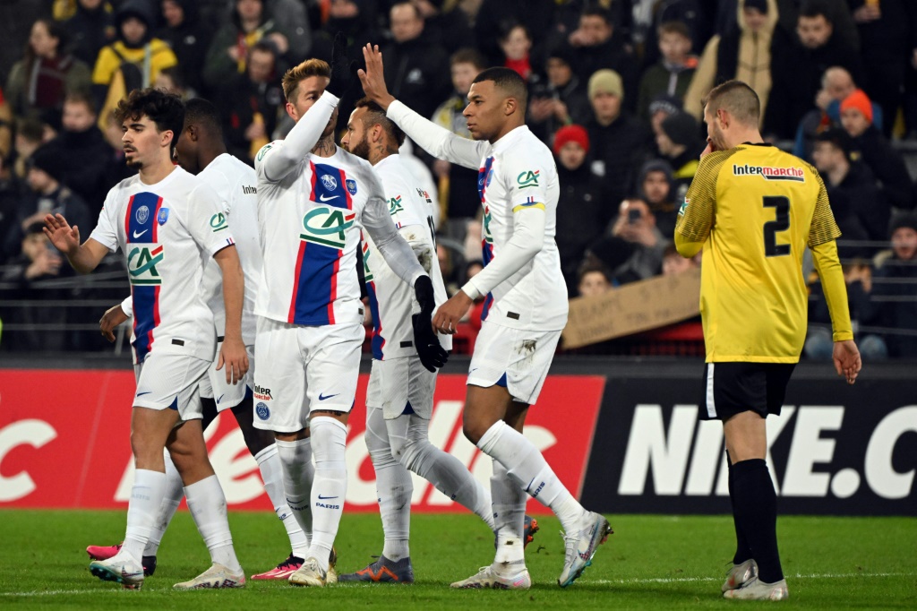 Les Parisiens congratulent le capitaine Kylian Mbappé après un de ses cinq buts contre le Pays de Cassel en Coupe de France
