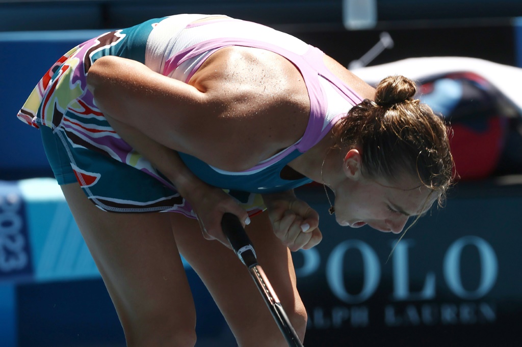 La Bélarusse Aryna Sabalenka célèbre la balle de match en quart de finale de l'Open d'Australie à Melbourne