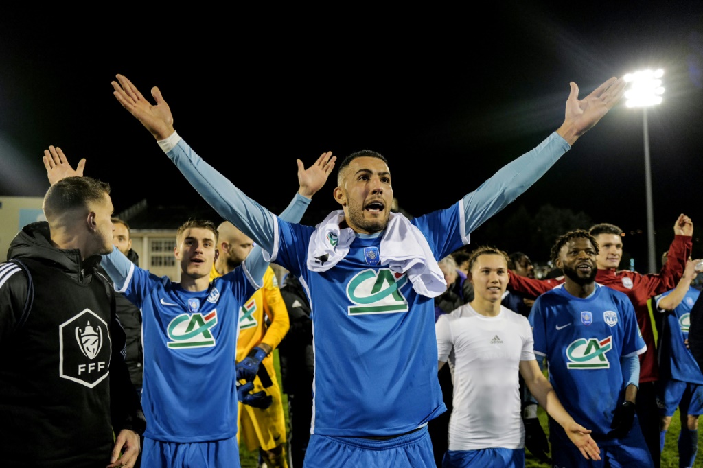 Les joueurs du Puy fêtent leur victoire en Coupe de France contre Nice