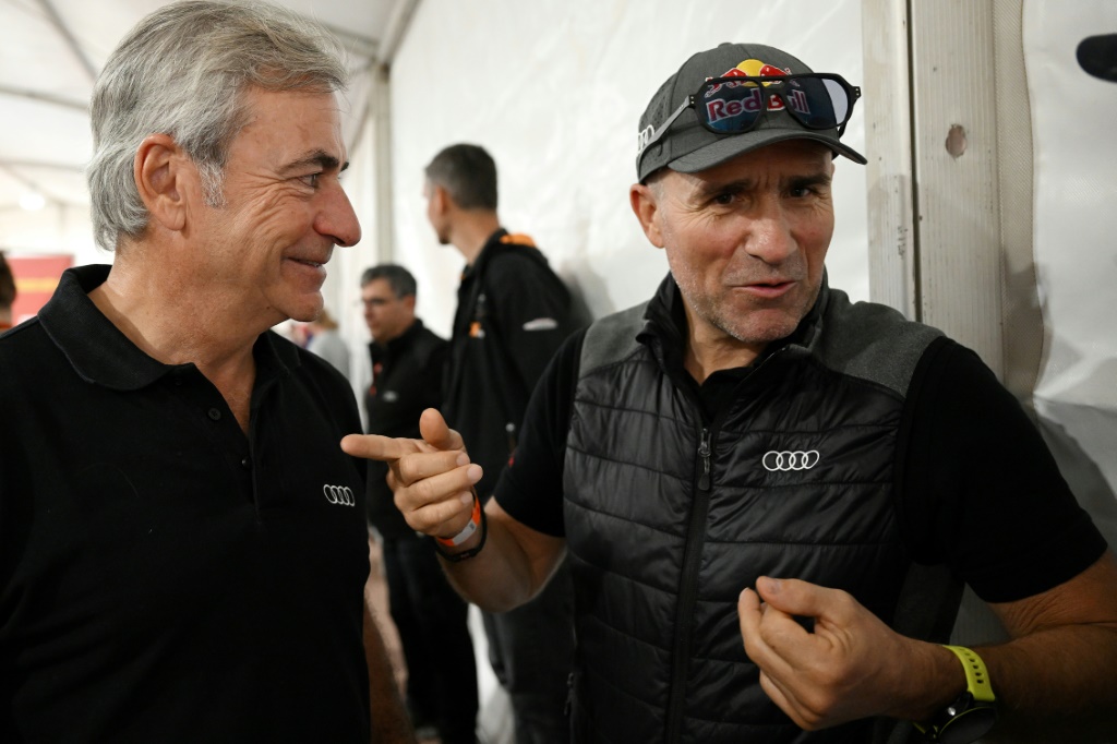 Les pilotes français Stéphane Peterhansel (D) et espagnol Carlos Sainz avant le départ du Dakar 2023