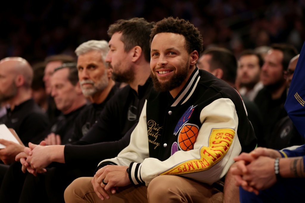 Le meneur des Golden State Warriors Stephen Curry sur le banc lors d'un match contre les New York Knicks