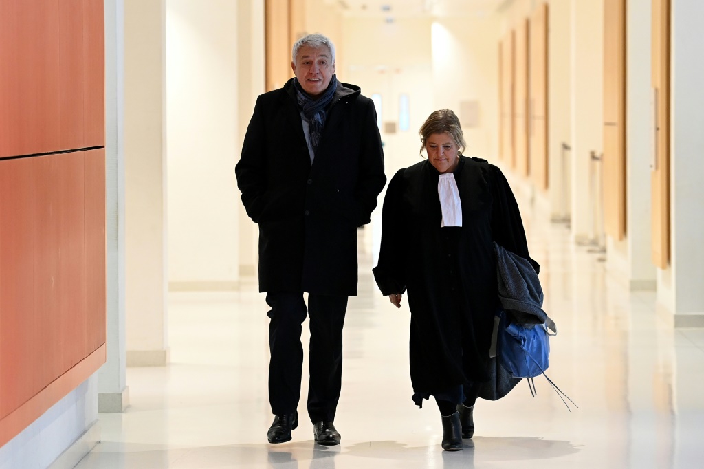 L'ancien patron du comité d'organisation de la Coupe du monde de rugby 2023 Claude Atcher dans les couloirs du tribunal correctionnel de Paris le 13 décembre.