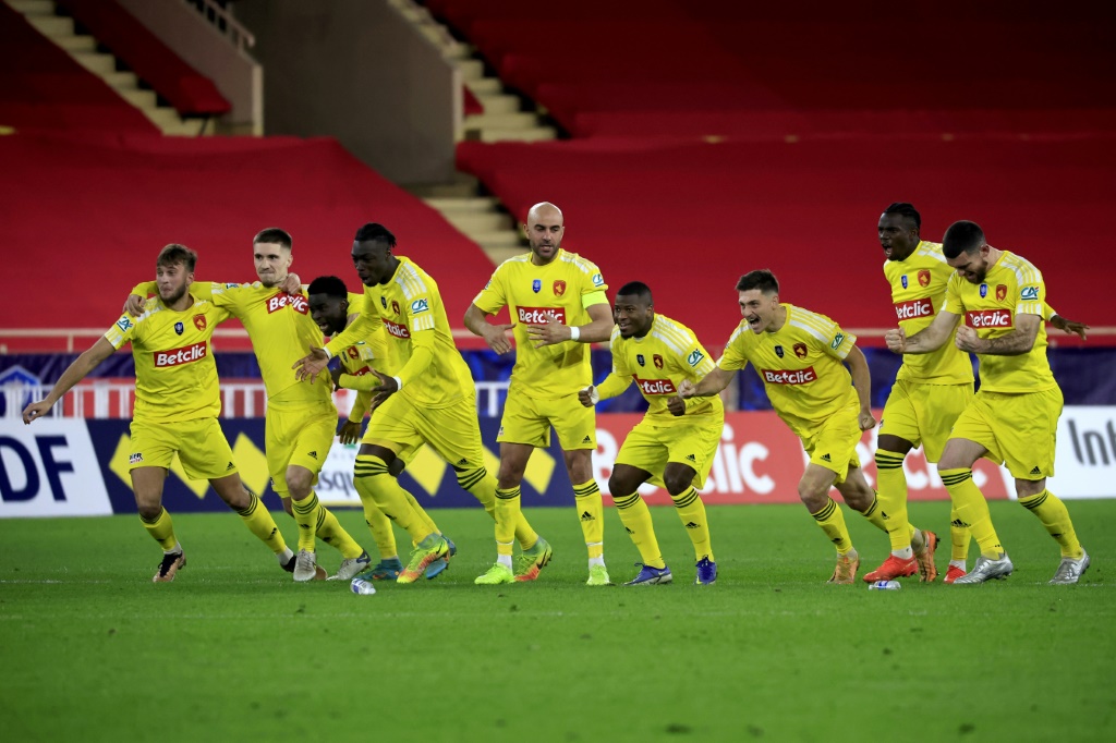 Les joueurs de Rodez exultent à l'issue des tirs au but face à Monaco