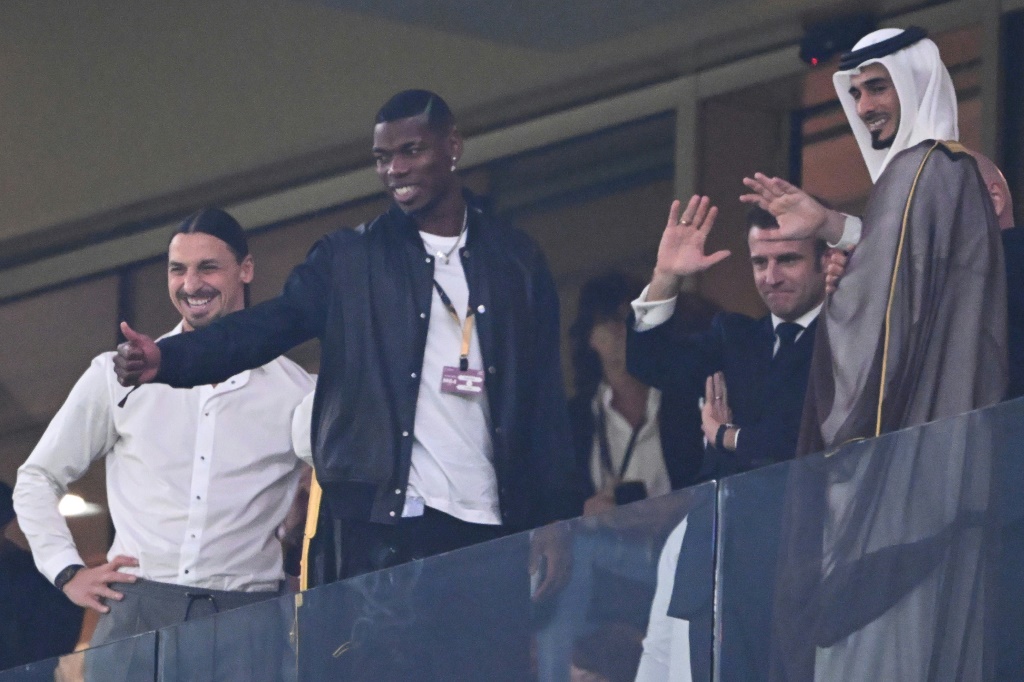 Paul Pogba (au centre) aux côtés du président Emmanuel Macron et de Zlatan Ibrahimovic (g)
