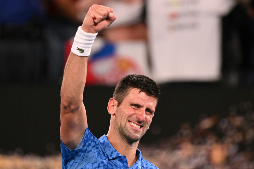 Le Serbe Novak Djokovic lève le poing de la victoire au terme de sa demi-finale de l'Open d'Australie contre l'Américain Tommy Paul