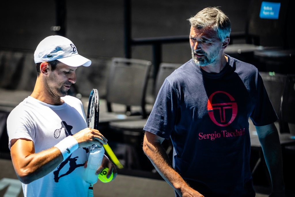 Novak Djokovic (à gauche) avec son entraîneur Goran Ivanisevic le 11 janvier 2023 à Melbourne lors d'un match d'entraînement contre le Russe Daniil Medvedev. A cinq jours du début de l'Open d'Australie