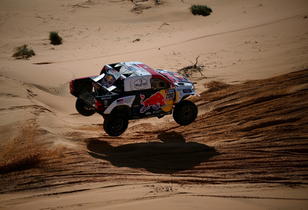 La Toyota pilotée par le Qatari Nasser Al-Attiyah vole sur les dunes lors de la 5e étape du Dakar le 5 janvier 2023 autour de Ha'il en Arabie saoudite