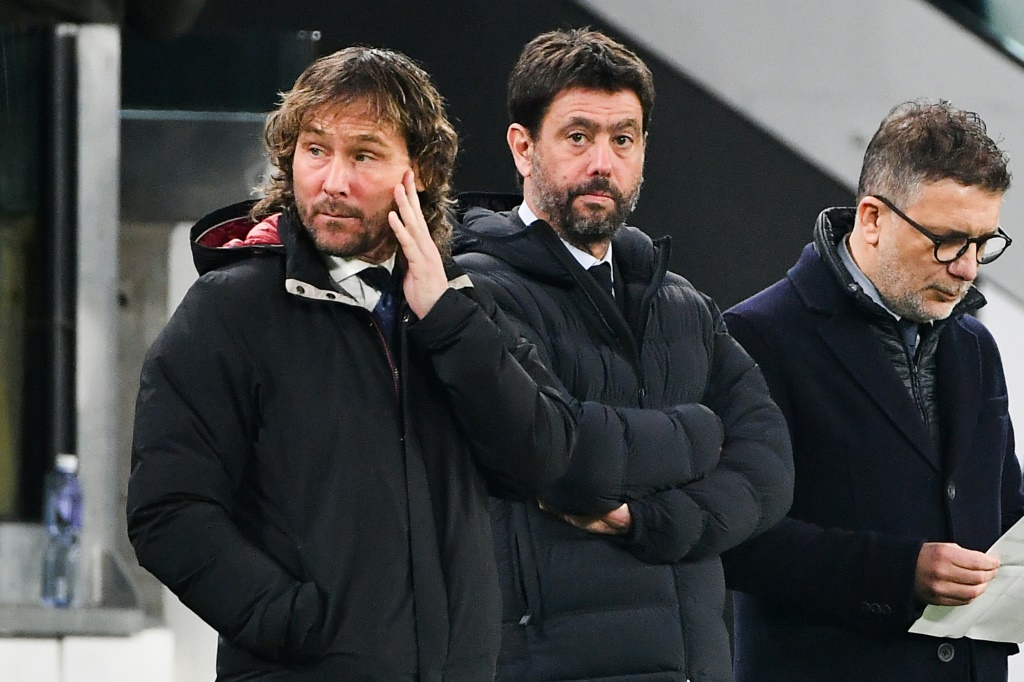 L'ancien président de la Juventus Andrea Agnelli (c) et l'ancien vice-président Pavel Nedved (g) lors du match contre l'Udinese le 7 janvier 2023 à Turin