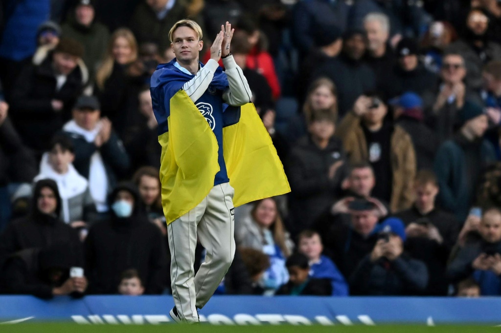 Le nouvel attaquant ukrainien de Chelsea Mykhailo Mudryk est présenté au public de Stamford Bridge