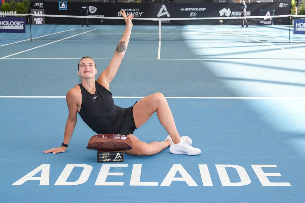 La joueuse de tennis bélarusse Aryna Sabalenka avec le trophée après avoir gagné la finale contre la Tchèque Linda Noskova au tournoi WTA d'Adelaïde