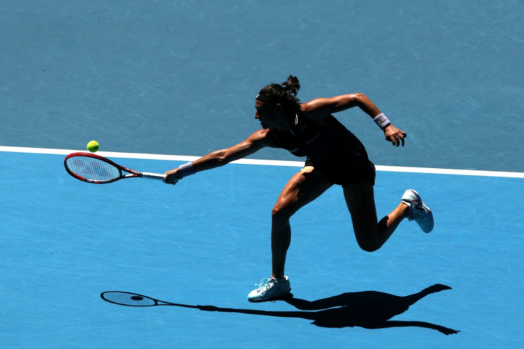 La Française Caroline Garcia frappe un retour contre la Polonaise Magda Linette pendant leur huitième de finale de l'Open d'Australie