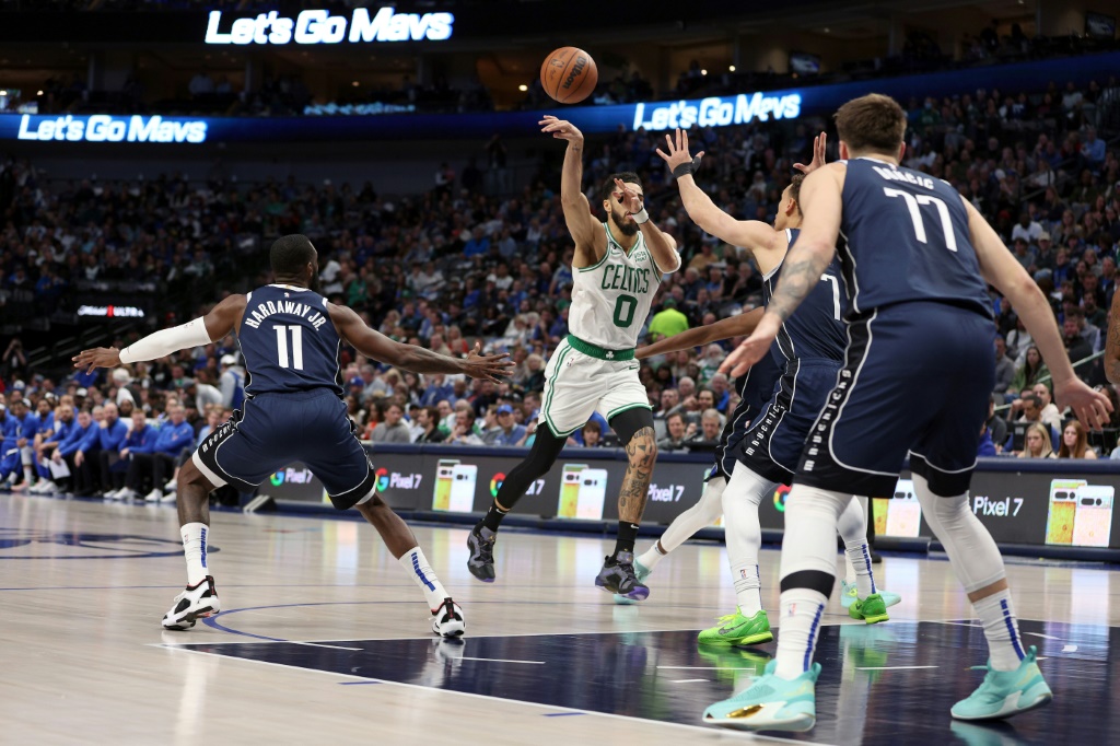 Jayson Tatum (#0) à la passe lors d'un match des Boston Celtics contre les Dallas Mavericks