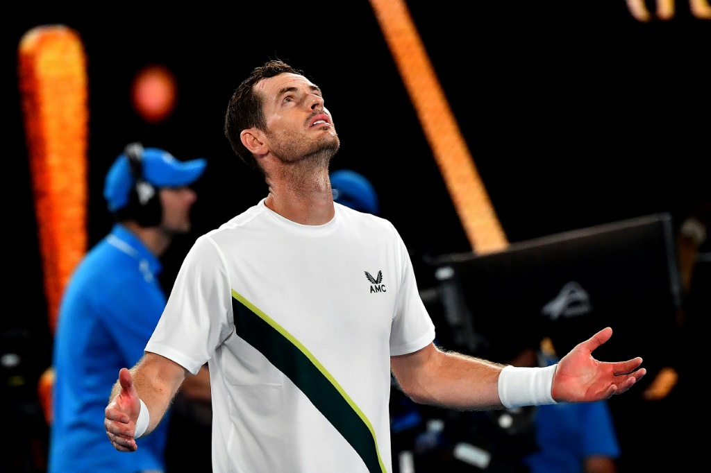 Le Britannique Andy Murray fête sa victoire contre l'Italien Matteo Berrettini au premier tour de l'Open d'Australie