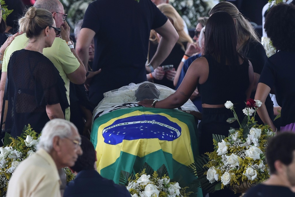 Les drapeaux du Brésil et du club de football de Santos (Brésil) sont posés sur le cercueil du légendaire footballeur Pelé