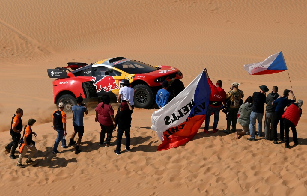 Le pilote français Sébastien Loeb et son co-pilote belge Fabian Lurquin franchissent une dune avec leur BRX durant la 10e étape du rallye Dakar entre Haradh et Shaybah