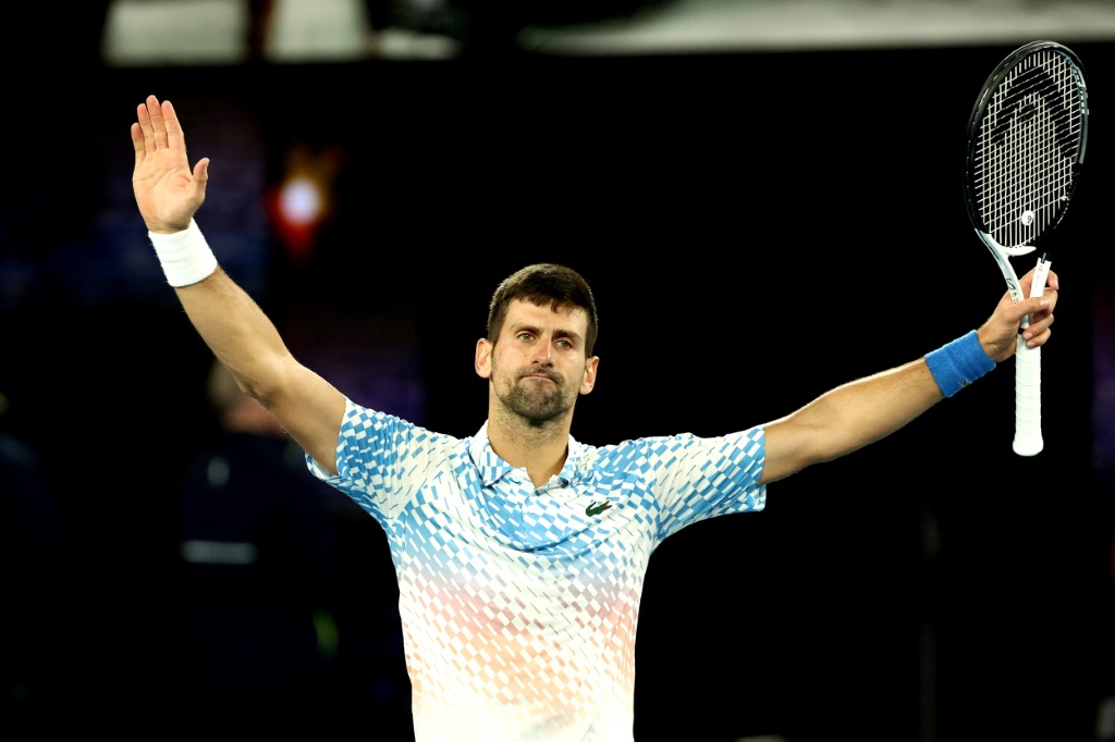 Le Serbe Novak Djokovic lève les bras après la balle de match remportée contre le Russe Andrey Rublev